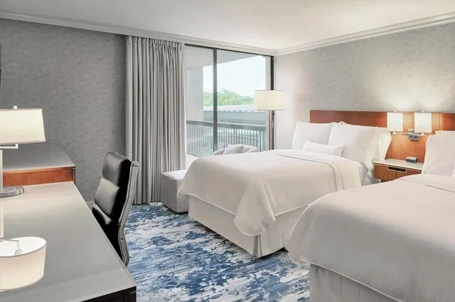 غرفة بسريرين مزدوجين بإطلالة على المسبح، Westin Bayshore 2/3