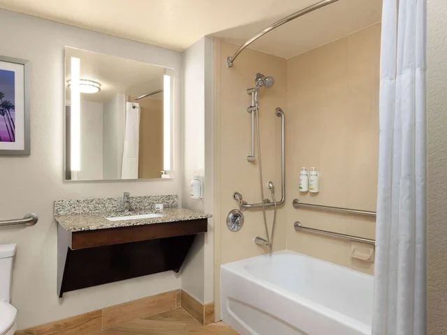 غرفة بسرير كينج، La Quinta Inn & Suites by Wyndham Santa Clarita - Valencia 5/8