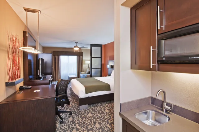 غرفة قياسية بسرير كينج مع أريكة، Holiday Inn Express Amp Suites North Dallas At Preston 8/10