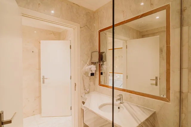 جناح بسرير كوين، Velamar Boutique Hotel - Adults Only 7/8
