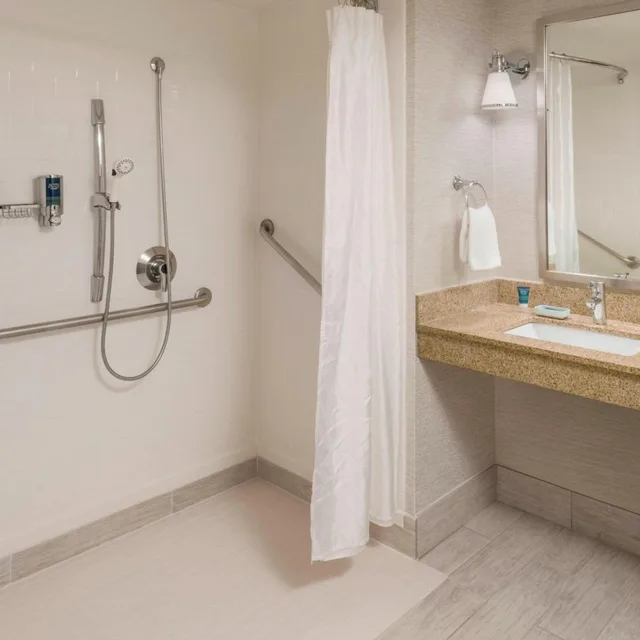 غرفة بسرير كينج بحوض استحمام لذوي الإعاقة، Four Points by Sheraton Boston Logan Airport Revere 6/7