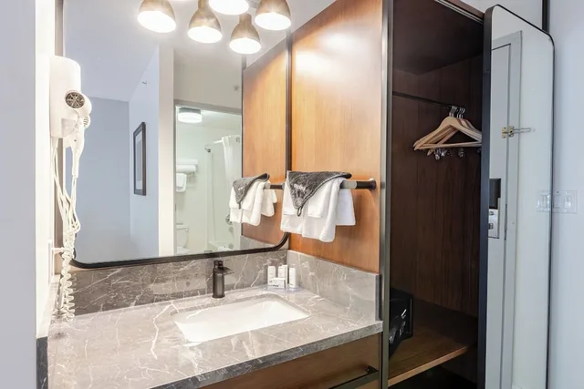 غرفة بزنس بسريرين كوين، Ramada By Wyndham Surrey/Langley 8/8