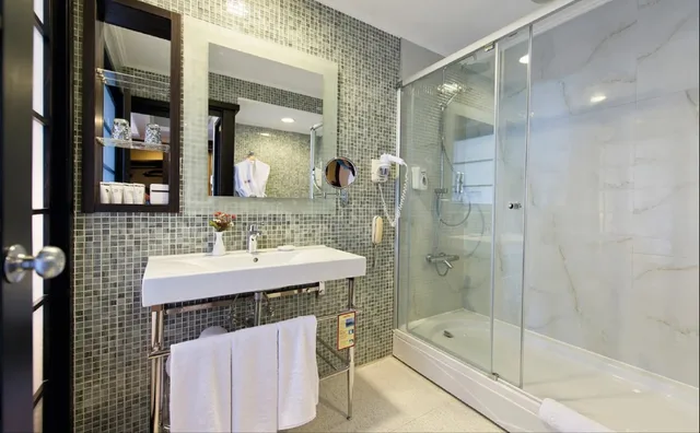 غرفة بسرير مزدوج بإطلالة على البحر، Limak Lara De Luxe Hotel and Resort 2/3