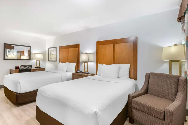 غرفة بسريرين مزدوجين بحوض استحمام لذوي الإعاقة، Best Western Plus El Paso Airport Hotel and Conference Center 1/4