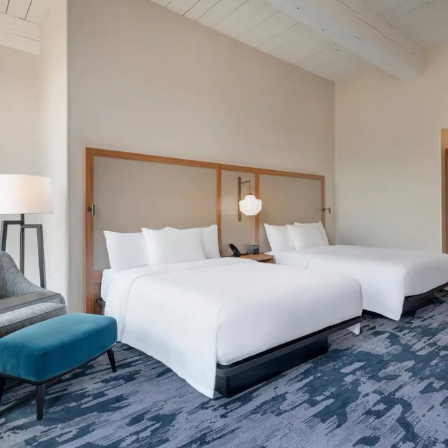 غرفة بسرير كينج وسريرين كوين، Fairfield Inn & Suites Madison Historic Eagle Cotton Mill 4/7