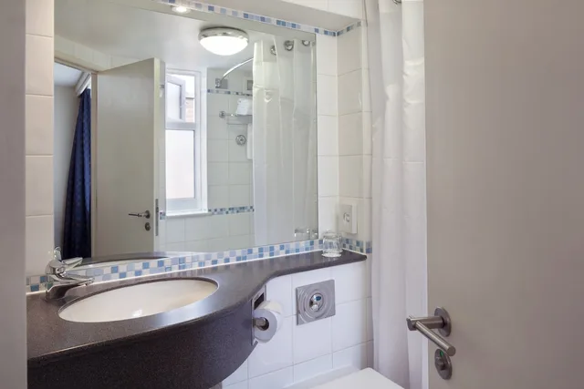 غرفة عائلية بسرير كوين وسريرين منفصلين، HOLIDAY INN BASINGSTOKE 4/8