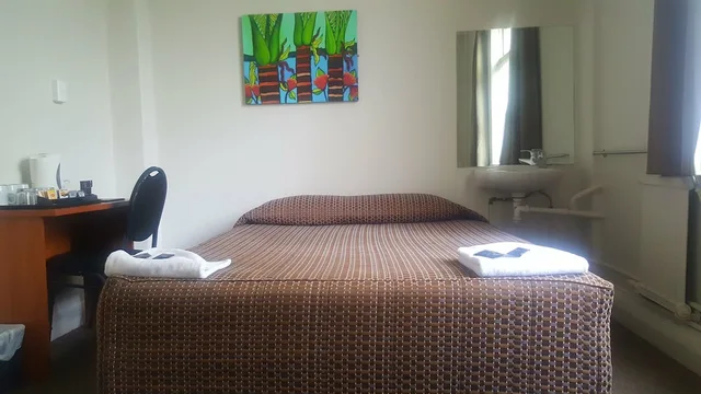 غرفة اقتصادية بسرير مزدوج وسرير فردي بحمام مشترك، Kiwi International Hotel 1/1