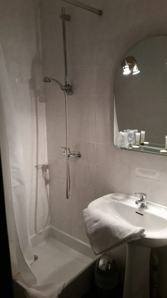 غرفة قياسية بسريرين منفصلين، LOGIS HOTEL LES COMTES DE PARDIAC 4/4