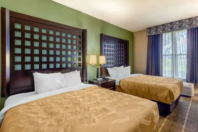 جناح بسريرين كوين مع أريكة، Quality Inn Suites Durant 3/10