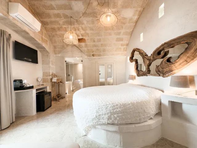 غرفة بسرير كينج بإطلالة على البحر بجاكوزي، Bellavista Suites 1/3