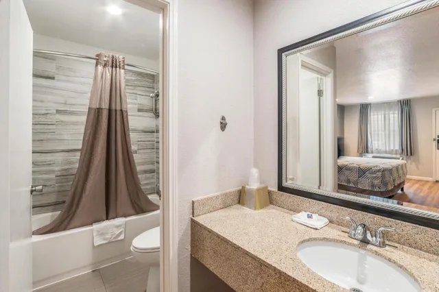 2 Queen Beds Non-Smoking, Micfridge، Motel6 Dallas, TX 8/9