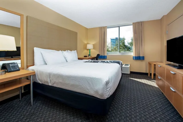 غرفة ديلوكس بسرير كينج، La Quinta Inn Suites By Wyndham West Palm Beach Airport 1/3