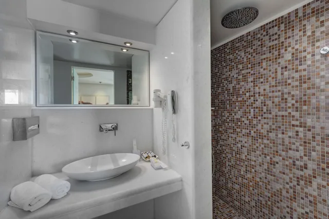 غرفة بسرير مزدوج أو سريرين منفصلين، Kouros Art Hotel - Adults Only 5/5