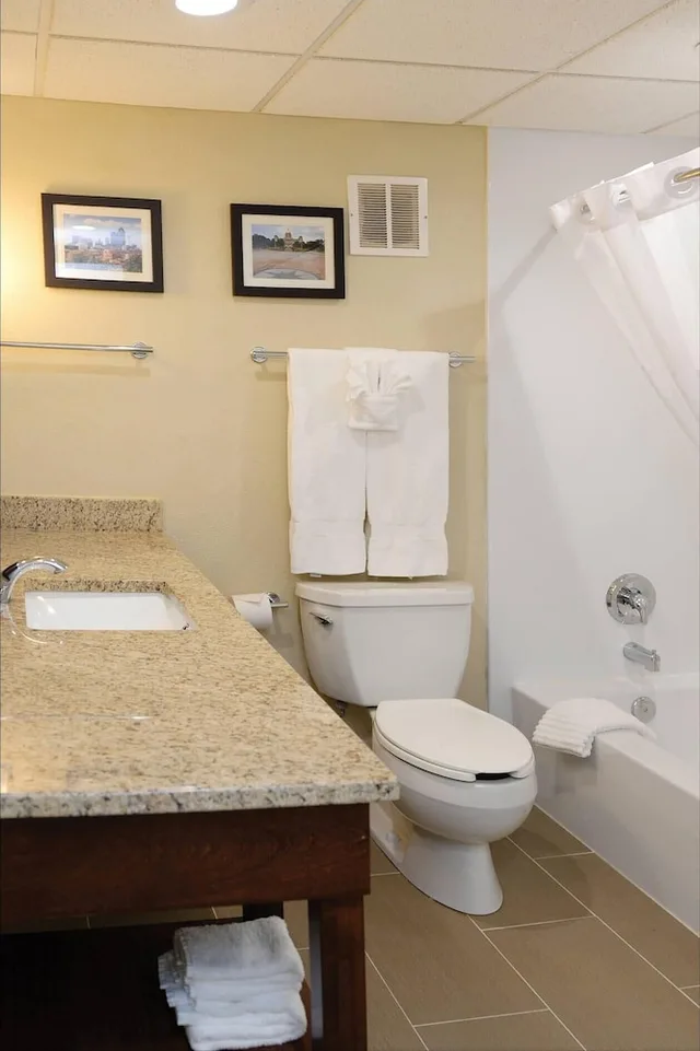 غرفة بسريرين كوين بإطلالة على النهر، Comfort Inn & Suites Event Center 3/5