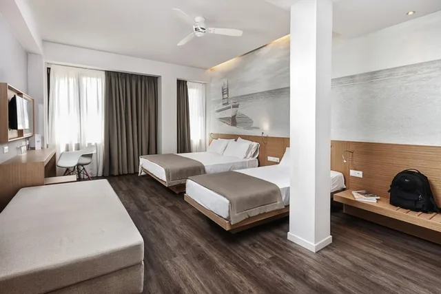 غرفة ثلاثية، Kriti Hotel 1/2