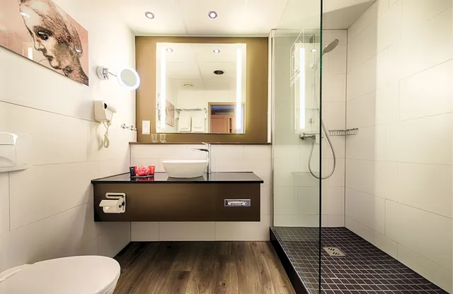 غرفة سوبيريور بسريرين منفصلين، Leonardo Hotel Mannheim City Center Formerly Holiday Inn Mannheim City Centre 3/3