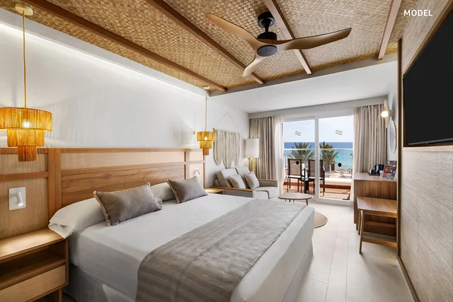 غرفة بسرير مزدوج بإطلالة على البحر مع أريكة، Hotel Riu Palace La Mola 1/3