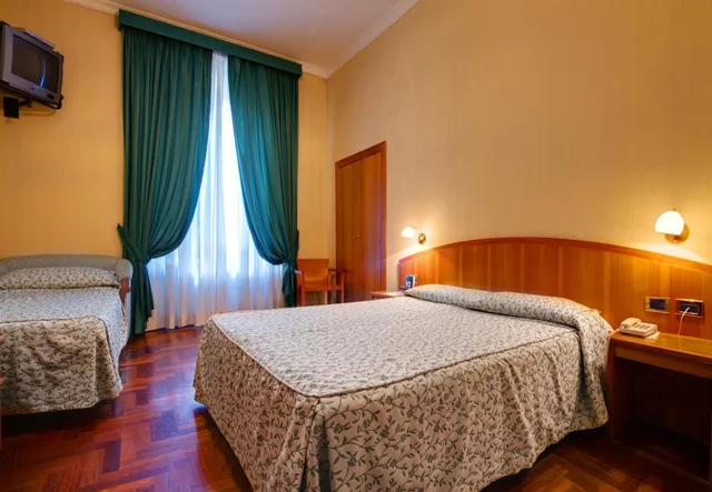 غرفة ثلاثية، Hotel Corot 10/10
