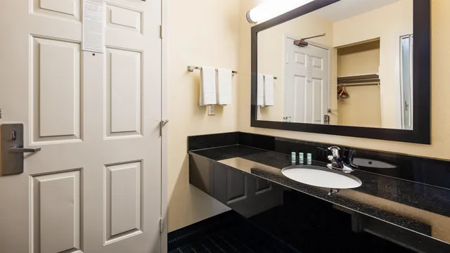 غرفة قياسية بسرير كينج لذوي الإعاقة، Best Western Parkside Inn 4/8