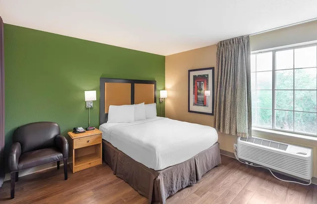 استوديو بسرير كوين، Studio 6 Extended Stay Milwaukee Brookfield WI 1/8
