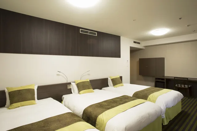غرفة ديلوكس عائلية بثلاثة أسرّة مع أريكة، Hotel Keihan Kyoto Grande 2/4