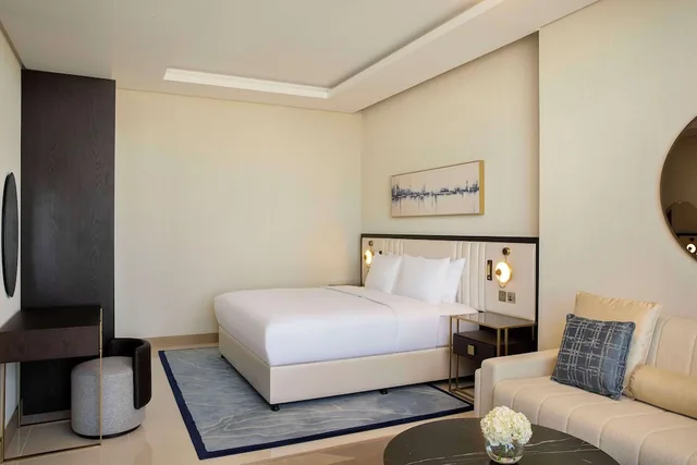 استوديو ديلوكس بسرير كينج بإطلالة على المدينة بشرفة، Hilton Bahrain City Centre Hotel and Residences 1/1