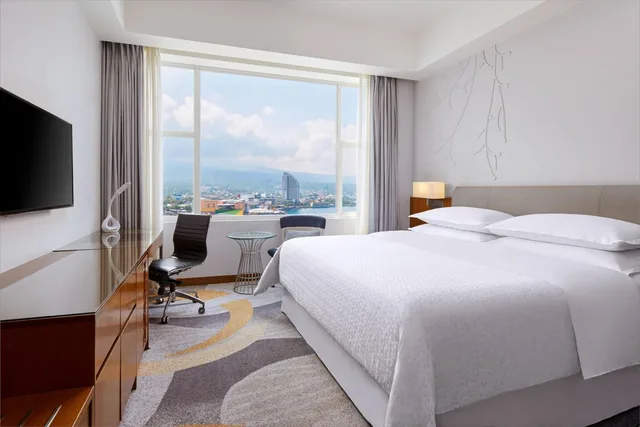 غرفة ديلوكس بسرير كينج بإطلالة على البحر، FOUR POINTS BY SHERATON MANADO 4/10