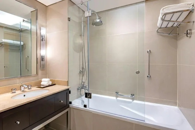 غرفة متصلة عائلية بسرير كينج وسريرين منفصلين بإطلالة على المدينة، Qabila Westbay Hotel by Marriott 8/8