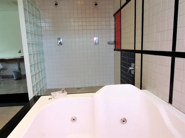 جناح بسرير كينج، Mondrian Suite Hotel 5/7