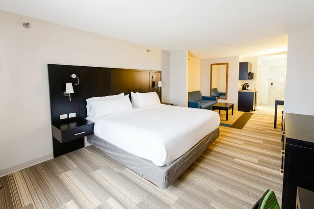 غرفة قياسية بسرير كينج لذوي الإعاقة، Holiday Inn Express Hotel Suites Shelbyville 1/3