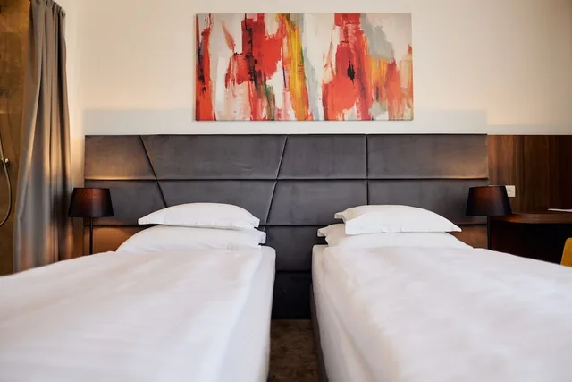 غرفة قياسية بسريرين منفصلين بإطلالة على البحر، Paris Hotel 3/5