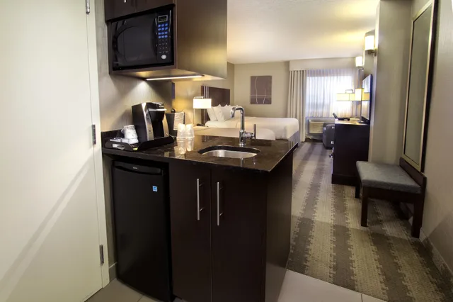 غرفة قياسية بسريرين كوين في طابق منخفض، Holiday Inn Calgary- Airport 10/10