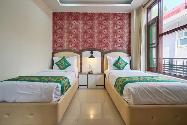 غرفة بريميوم بسرير كوين وسريرين منفصلين، Treebo Roshan House 2/10