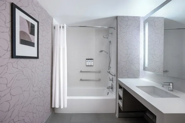 Room, 2 Queen Beds, Sofa, Den, Accessible، Hyatt Washington DC / Convention Center 5/5