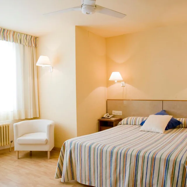 غرفة بسرير مزدوج أو سريرين منفصلين بإطلالة، Hotel Balaguer 5/10