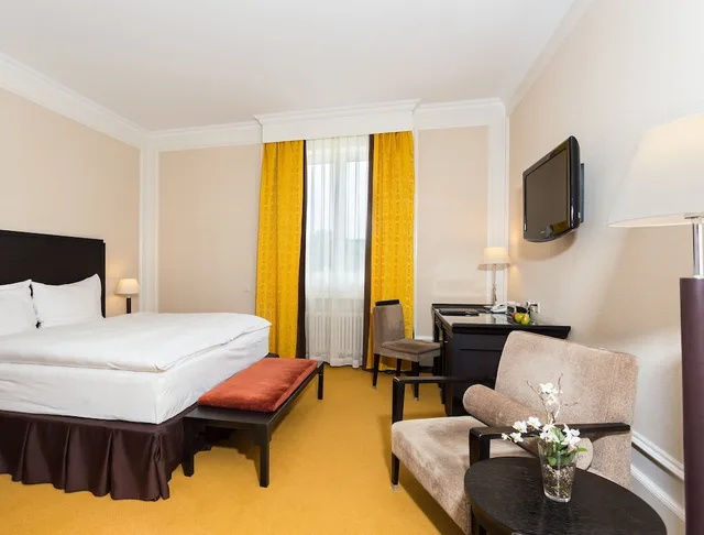 غرفة ديلوكس بسرير كينج بشرفة بغرفة نوم واحدة، HOTEL EULER 1/3