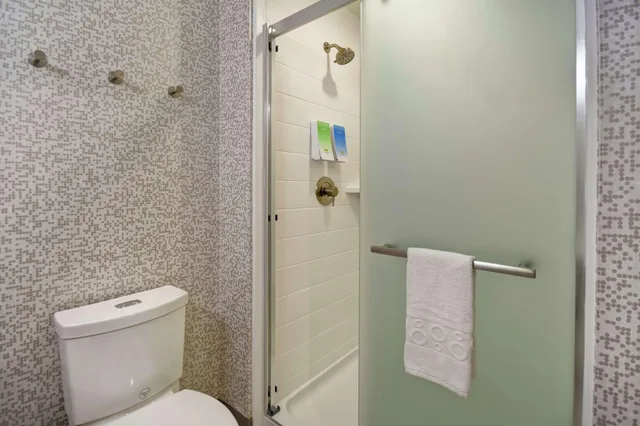 جناح بسرير كينج بإطلالة على البحر بشرفة بغرفة نوم واحدة، Home2 Suites By Hilton Jekyll Island 4/4