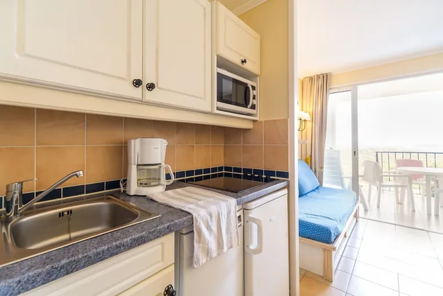 1 Bedroom, Apartment, Double Bed, Sea View, 2 Sofa, Balcony or Terrace، Maeva Particuliers Les Restanques Du Golfe de Saint Tropez 4/7