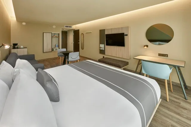 غرفة سوبيريور بسرير كينج، City Express Plus by Marriott San Luis Potosi 1/6