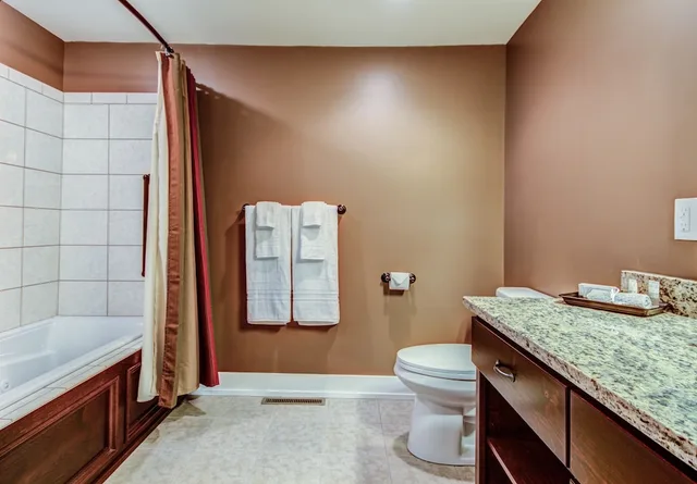 غرفة بريميوم بسرير كينج، Twin Oaks Inn 9/10