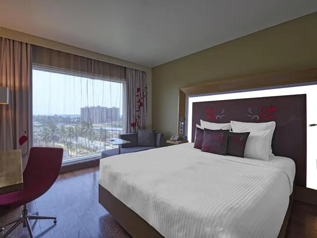 غرفة بريميير بسرير كينج، Novotel Bengaluru Outer Ring Road (ex Novotel Bengaluru Techpark) 3/10