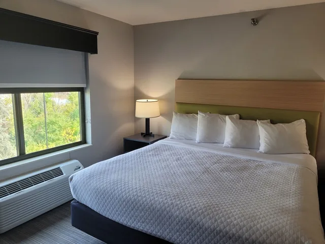 جناح بسرير كينج بحوض جاكوزي لذوي الإعاقة، Country Inn & Suites by Radisson, Appleton Airport - Fox River Mall Area 1/3