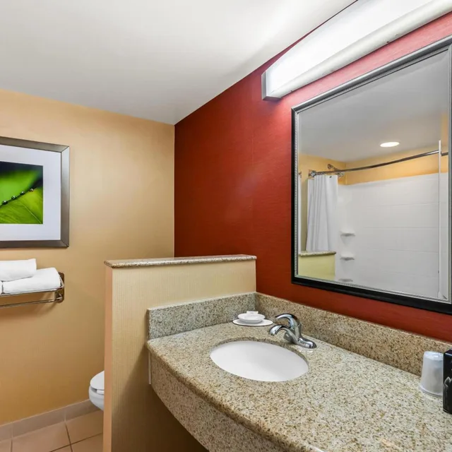 غرفة بسرير كوين، Sonesta Essential Junction City 3/5