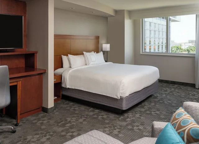 غرفة بسرير كينج لذوي الإعاقة، Courtyard Miami Airport 3/9