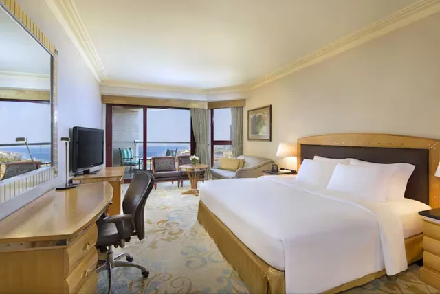Executive, King Bed, Partial Sea View, Living Area, Jeddah Hilton 1/1