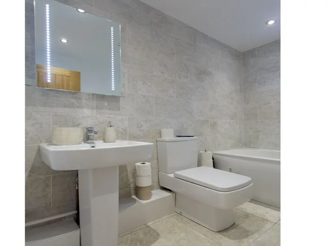 Superior, Apartment, King Bed, Private Bathroom, Live In Leeds Greenhill Bungalows 3/5