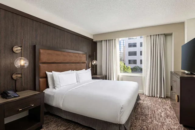 جناح بسرير كينج لذوي الإعاقة، DoubleTree Suites by Hilton Austin Downtown Capitol 1/2