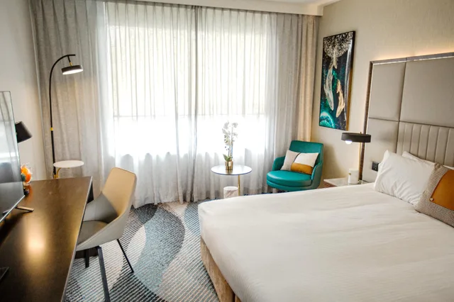 Deluxe, Royal Pacific Hotel 2/2
