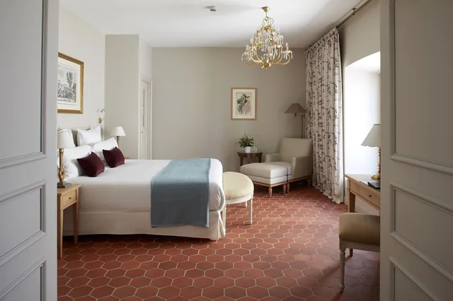جناح جونيور بسرير كوين، Chateau de Fonscolombe 3/8