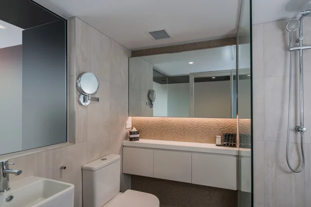 Queen Bed, with View, Terrace, Kennigo Hotel Brisbane 5/6